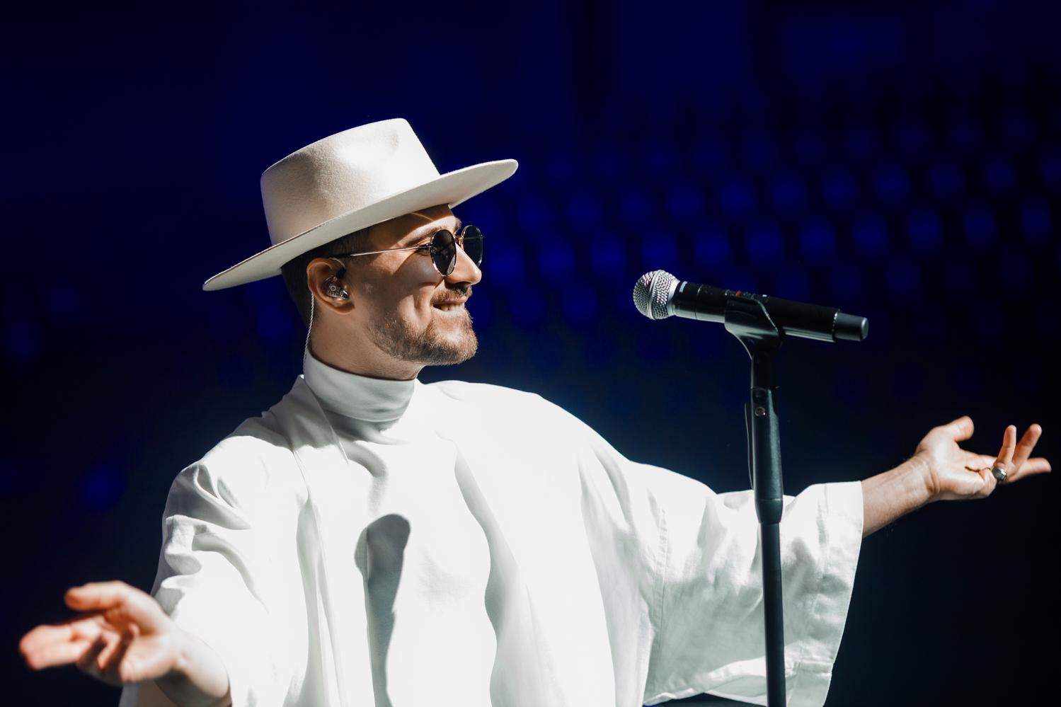 Білий в "чорному" техносвіті. ODYSSAY намолив солд-аут у Києві і розкрив секрет білого образу